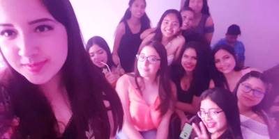 Emily Ramos Joza (primer plano), reunida con algunas amigas y compañeras de estudios durante la fiesta por la celebración de sus 16 años de existencia. Manabí, Ecuador.
