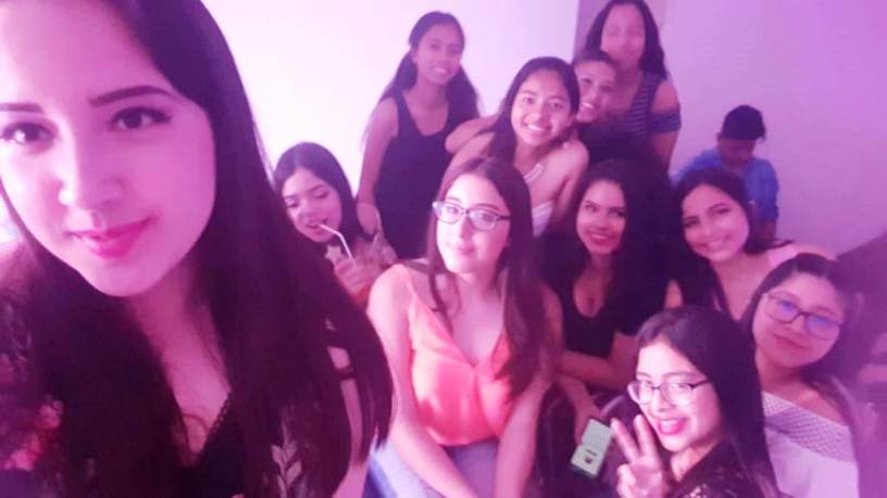 Emily Ramos Joza (primer plano), reunida con algunas amigas y compañeras de estudios durante la fiesta por la celebración de sus 16 años de existencia. Manabí, Ecuador.