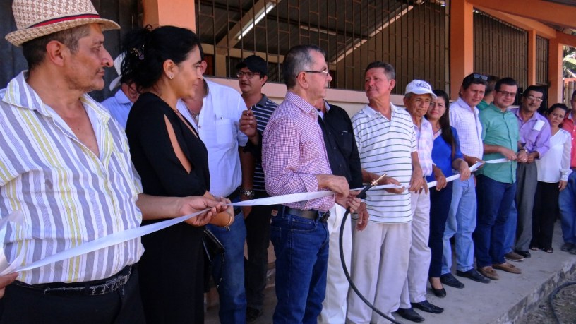 Ceremonia inaugural del sistema de agua entubada para los domicilios del Sitio Río Grande de Chone. Manabí, Ecuador.