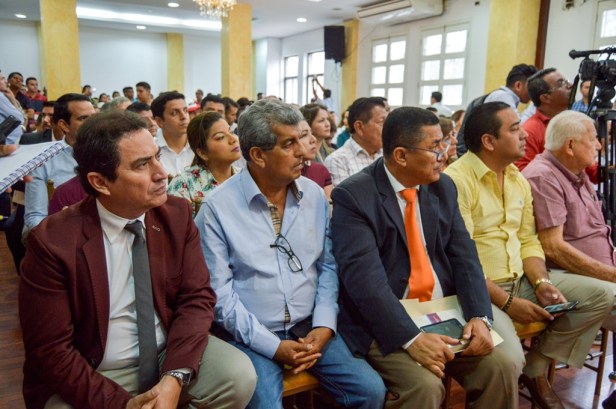 Testigos presenciales de la suscripción del convenio de asignación de dineros al Gobierno provincial de Manabí para que rehabilite el Sistema de Riego Carrizal-Chone. Manabí, Ecuador.