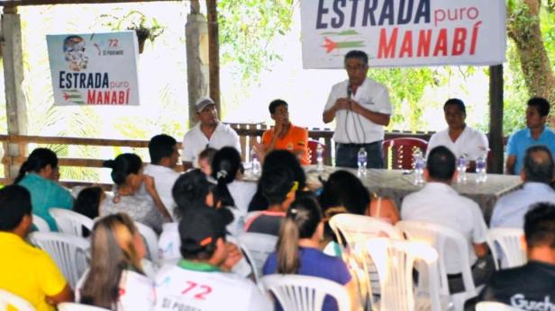 Mitin político de Jaime Estrada Bonilla con un grupo de campesinos. Manabí, Ecuador.