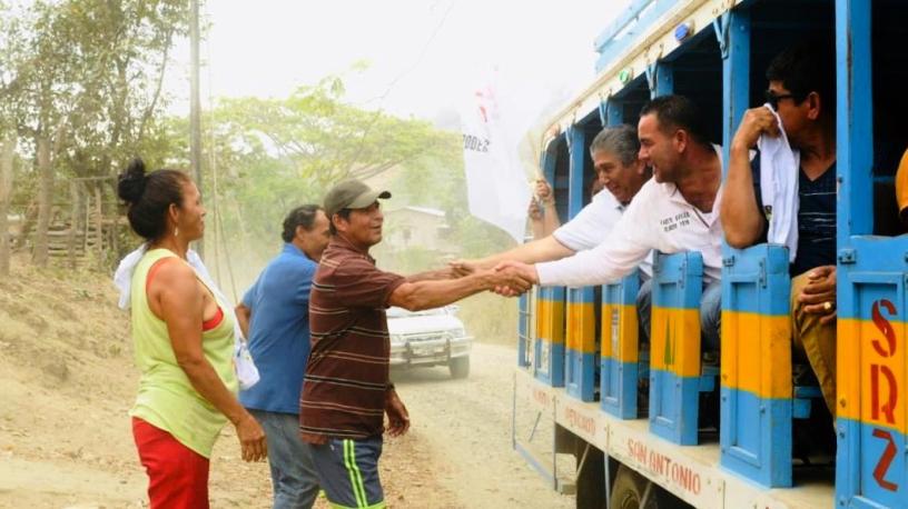 Jaime Estrada Bonilla se desplaza por la zona rural de Manabí a bordo de una "chiva". Manabí, Ecuador.