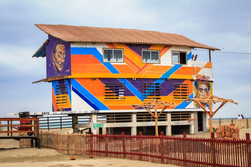 Llamativa caseta para artes y deportes en la Playa El Murciélago de Manta. Manabí, Ecuador.