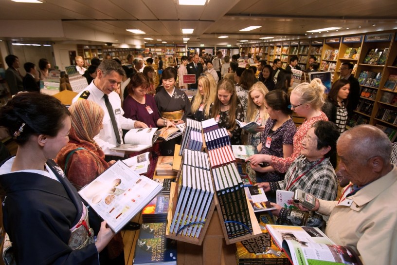 La gran librería a bordo del Logos Hope.