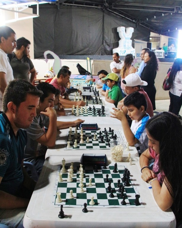 Partida de ajedrez entre niños de Manta seleccionados para la competencia nacional ecuatoriana 2018. Manabí, Ecuador.