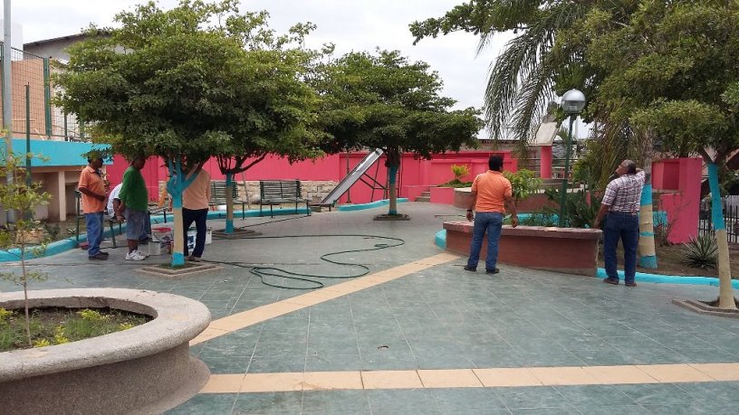 Reponen las lámparas eléctricas quemadas del Parque Aníbal San Andrés de Montecristi. Manabí, Ecuador.