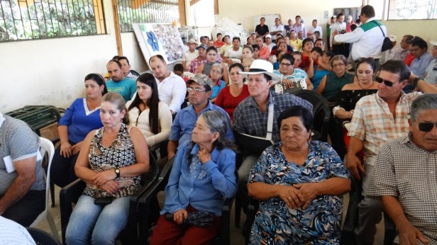 Pobladores del Sitio Río Grande (Chone) atestiguan la inauguración del sistema de agua entubada para sus respectivos domicilios. Manabí, Ecuador.