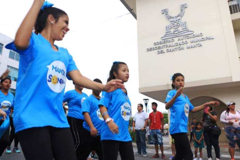 Jóvenes bailan durante el pregón inclusivo de "Octubre, Mes del Arte y la Cultura" 2018 en la ciudad de Manta. Manabí, Ecuador.