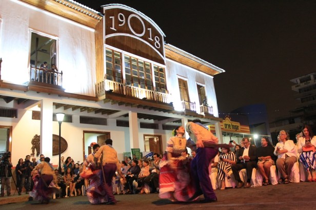 Celebrando el centenario de la Casa Azúa donde hoy funciona el Museo Etnográfico Cancebí, en la ciudad de Manta. Manabí, Ecuador.