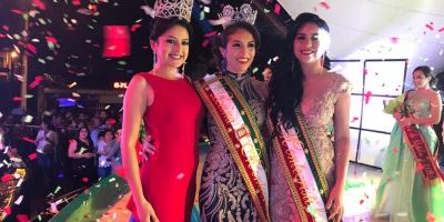 Posando para los fotógrafos: la reina de Montecristi saliente, la entrante y la virreina. Manabí, Ecuador.