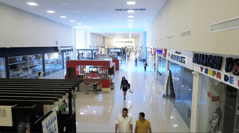 Vista interior del edificio terminal de los autobuses que llegan a la ciudad de Manta y salen de ella. Manabí, Ecuador.