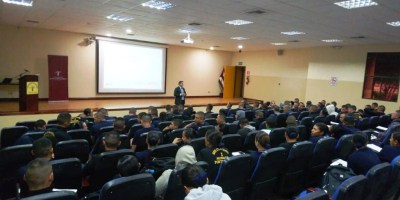 Un instructor de la Escuela de la Función Judicial capacita en leyes a futuros agentes municipales de tránsito de Portoviejo. Manabí, Ecuador.