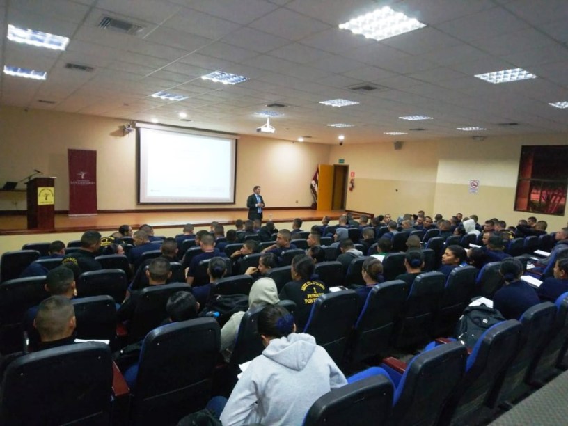 Un instructor de la Escuela de la Función Judicial capacita en leyes a futuros agentes municipales de tránsito de Portoviejo. Manabí, Ecuador.