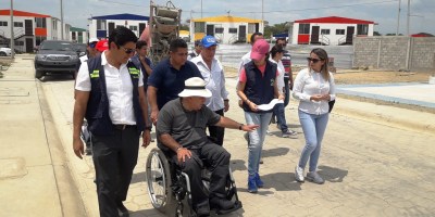 El Ministro de la Vivienda y el Alcalde de Chone inspeccionan el Plan Habitacional San Cayetano. Manabí, Ecuador.