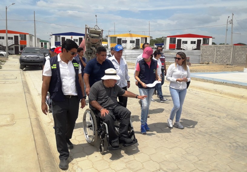 El Ministro de la Vivienda y el Alcalde de Chone inspeccionan el Plan Habitacional San Cayetano. Manabí, Ecuador.