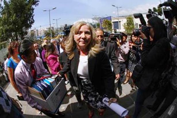 Zobeida Aragundi, vocal del Consejo de la Judicatura, entrega documentos para que la Fiscalía General del Estado investigue irregularidades judiciales en el caso 30S. Quito, Ecuador.