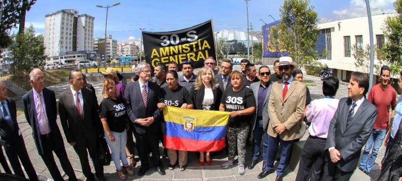 Zobeida Aragundi Foyain y simpatizantes de su gestión que la acompañaron a pedir que Fiscalía investigue a fondo el caso 30S. Quito, Ecuador.