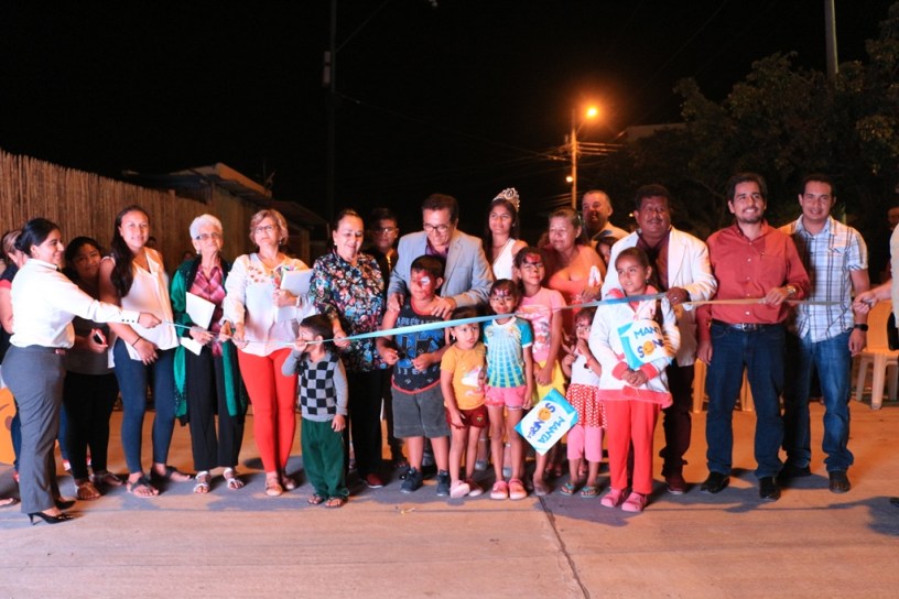 Acto inaugural del pavimento sobre una calle-canal del Barrio Porvenir Alto 2 de la ciudad de Manta. Manabí, Ecuador.