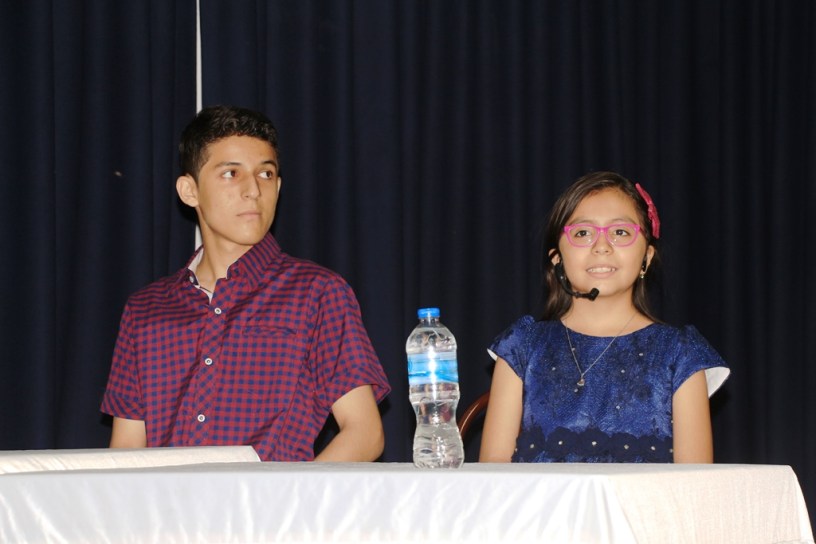 Adam Valdivieso y Emily Ulloa, dos estudiantes cuyo ingenio es reconocido por el Gobierno municipal de Manta. Manabí, Ecuador.