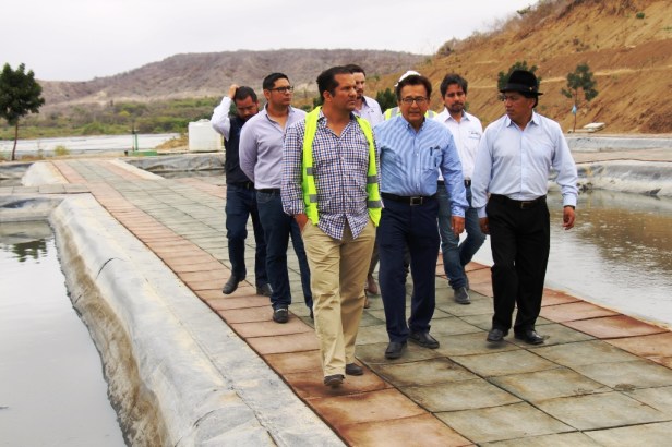 El ministro del agua de Ecuador visita las lagunas de tratamiento de aguas servidas de la ciudad de Manta. Manabí, Ecuador.