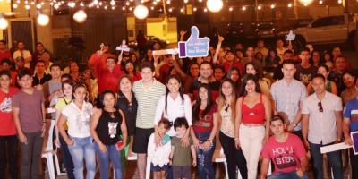 Reunión de Ana María Suárez, precandidata a alcaldesa de Manta, con jóvenes de la ciudad a quienes presentó su proyecto "fábrica de líderes". Manabí, Ecuador.