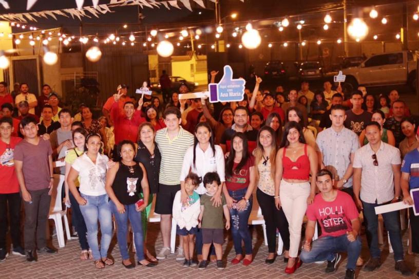 Reunión de Ana María Suárez, precandidata a alcaldesa de Manta, con jóvenes de la ciudad a quienes presentó su proyecto "fábrica de líderes". Manabí, Ecuador.