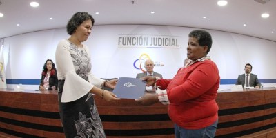 Daira Olinda Portocarrero Hurtado (der.) recibe el Acuerdo con las disculpas públicas del Consejo de la Judicatura. Quito, Ecuador.