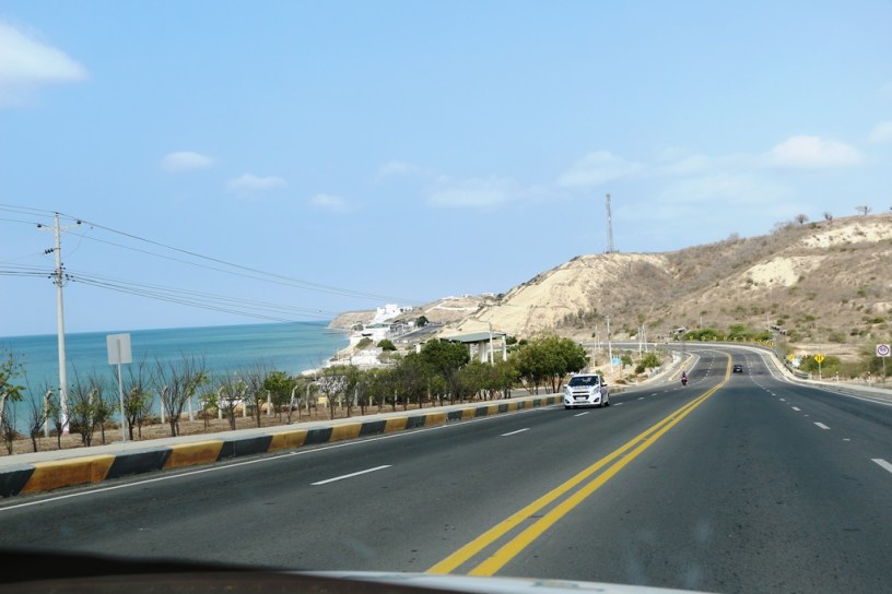 Vía de ingreso y salida en la Parroquia Rural Santa Marianita del Cantón Manta. Manabí, Ecuador.