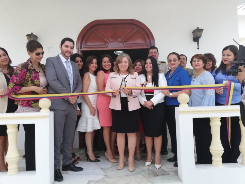 Inauguración de una oficina judicial para conocer y resolver casos de violencia contra la mujer y la familia en Portoviejo. Manabí, Ecuador.