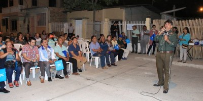 Moradores del Barrio San Agustín, Manta, escuchan al vocalista de un mariachi. Manabí, Ecuador.