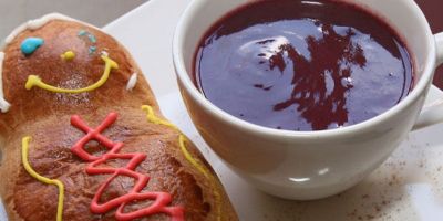 Guagua de pan y colada morada, alimentos ecuatorianos que se sirven tradicionalmente en el Día de los Difuntos.