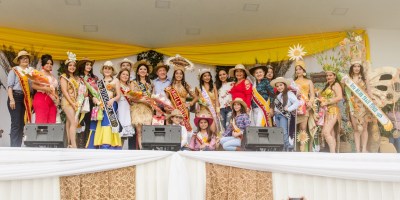 El alcalde de Chone, Deyton Alcívar, posa con las señoritas reinas de la belleza rural del cantón. Manabí, Ecuador.