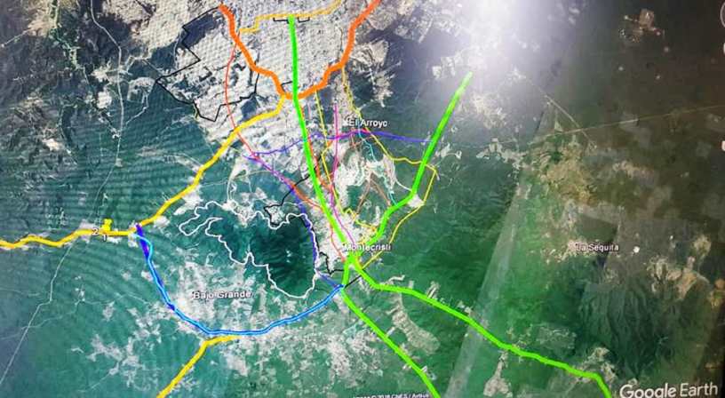 Imagen satelital de la ciudad de Montecristi y sobre ella el trazado de cuatro nuevos corredores viales. Manabí, Ecuador.