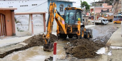 Daño de tubería y fuga de agua en el Barrio Abdón Calderón de Manta. Manabí, Ecuador.