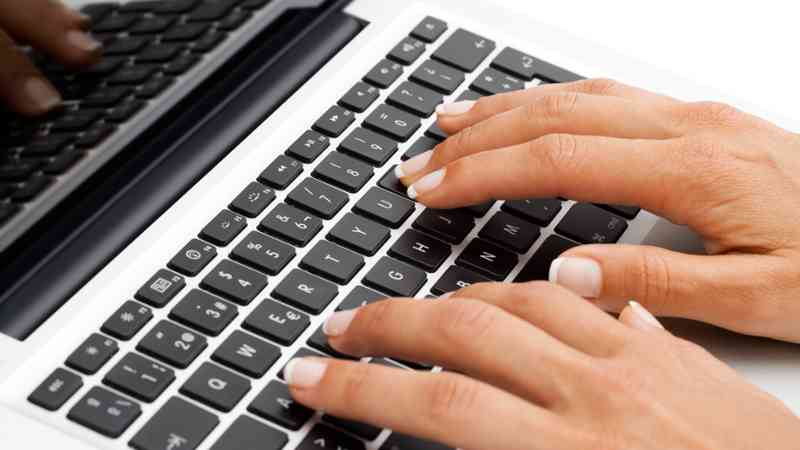 Escribiendo con ordenador portable.