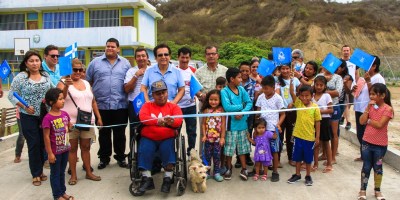 Inauguración de la vía pavimentada que conecta con la U.E. Unidocente Ecuador Amazónico, en Río Caña de Manta. Manabí, Ecuador.