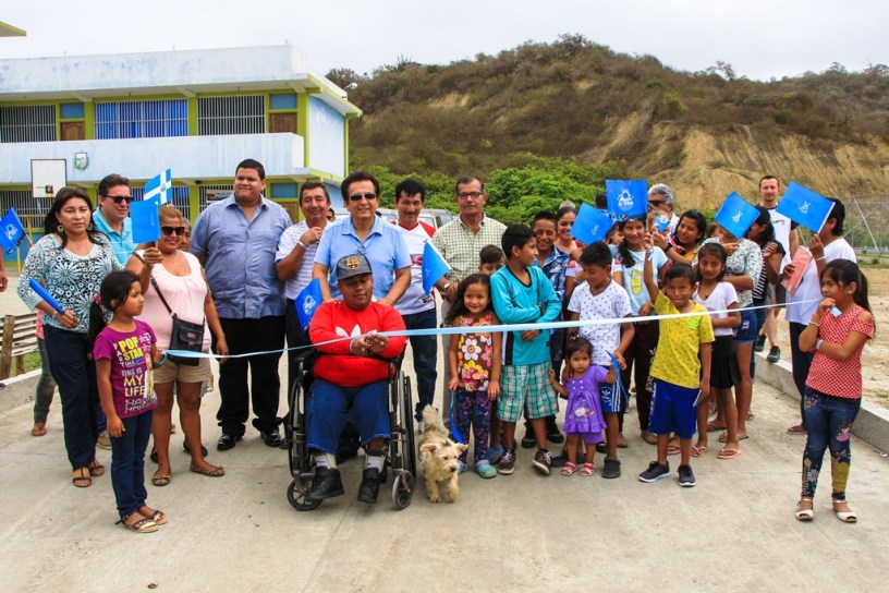 Inauguración de la vía pavimentada que conecta con la U.E. Unidocente Ecuador Amazónico, en Río Caña de Manta. Manabí, Ecuador.