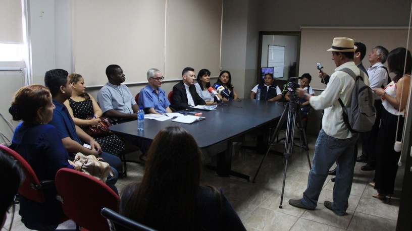 Promotores de la II Jornada Mundial de los Pobres informan de este evento a los periodistas de Manta. Manabí, Ecuador.