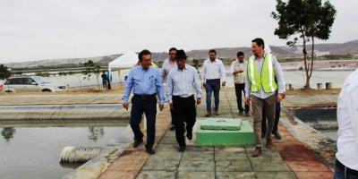 Humberto Cholango, ministro del agua de Ecuador, camina junto al alcalde de Manta, Jorge Zambrano, durante una visita a las lagunas de tratamiento de las aguas servidas de la ciudad de Manta. Manabí, Ecuador.