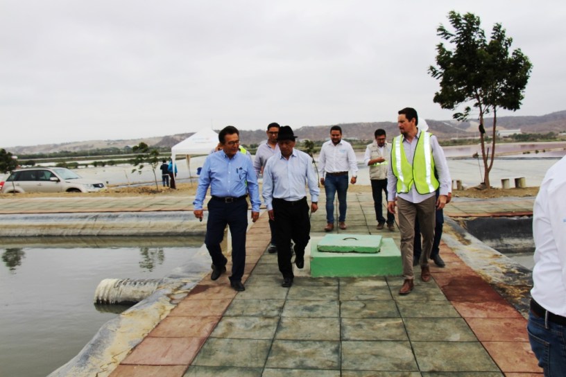 Humberto Cholango, ministro del agua de Ecuador, camina junto al alcalde de Manta, Jorge Zambrano, durante una visita a las lagunas de tratamiento de las aguas servidas de la ciudad de Manta. Manabí, Ecuador.