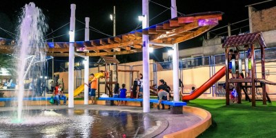 Pileta y pérgola en el nuevo Parque del Barrio Jocay de Manta. Manabí, Ecuador.