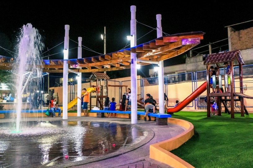 Pileta y pérgola en el nuevo Parque del Barrio Jocay de Manta. Manabí, Ecuador.