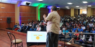 Conferencia sobre prevención de riesgos en el trabajo, en el Patronato municipal de Manta. Manabí, Ecuador.