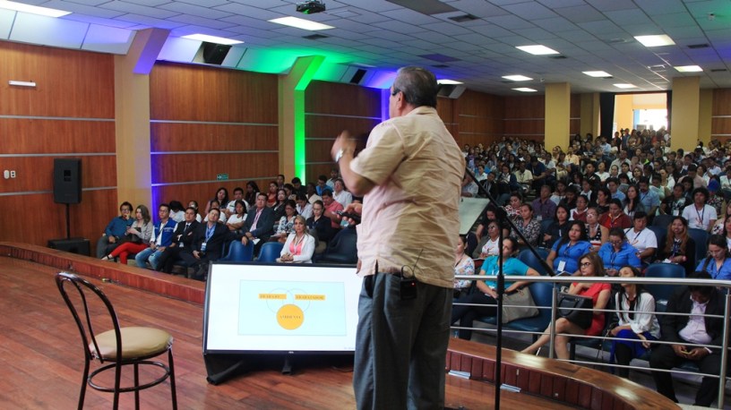 Conferencia sobre prevención de riesgos en el trabajo, en el Patronato municipal de Manta. Manabí, Ecuador.