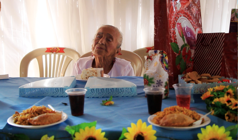 María Natividad Calderón Reyes se apresta a servirse la torta por sus 118 años de vida, homenaje que le brindó el Patronato municipal de Manta. Manabí, Ecuador.