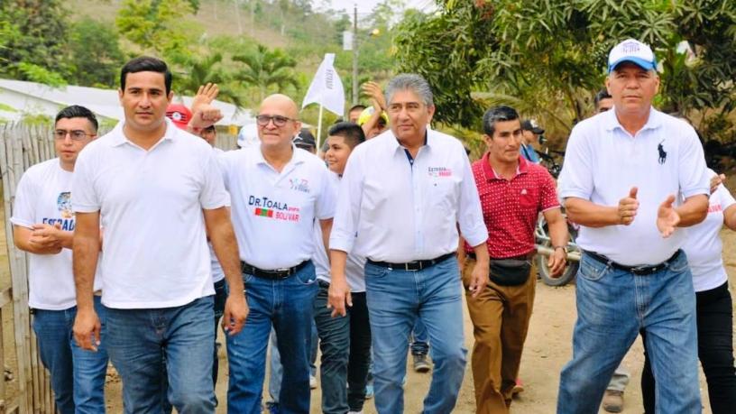 Omar Toala y Jaime Estrada Bonilla recorren una zona rural del Cantón Bolívar. Manabí, Ecuador.
