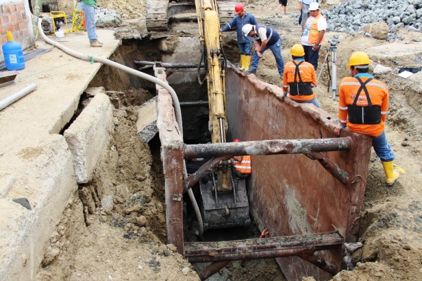 Trabajos de reparación de una tubería del alcantarillado sanitario de Manta. Manabí, Ecuador.