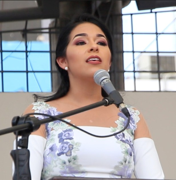Lady García, concejala de Manta, haciendo la reseña histórica de este cantón durante la sesión solemne del Concejo municipal conmemorativa de la cantonización. Manabí, Ecuador.