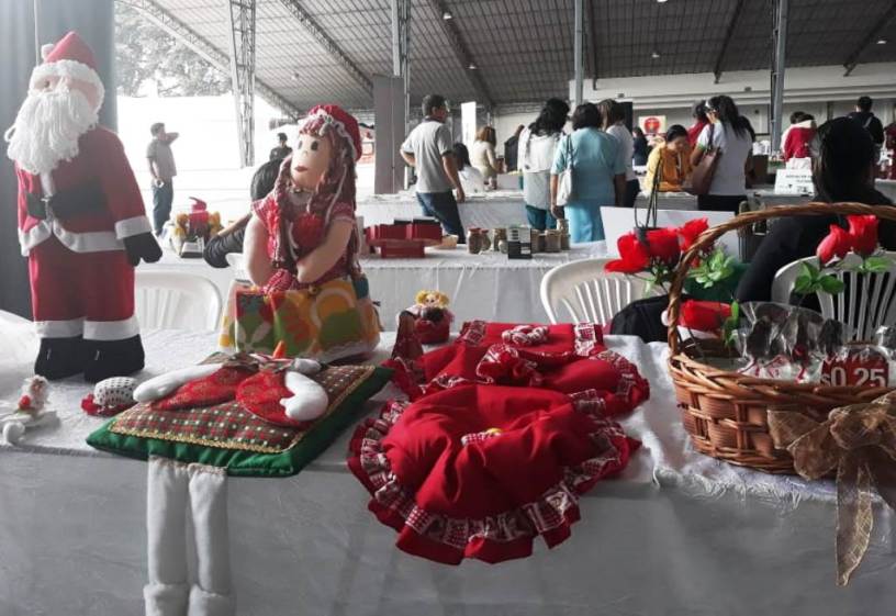 Artesanías navideñas en feria y rueda de negocios para emprendedores. Santo Domingo, Ecuador.