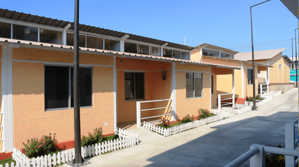 Nuevas viviendas unifamiliares para los damnificados por el terremoto del 2016 en el Callejón María Auxiliadora de Tarqui, Manta. Manabí, Ecuador.
